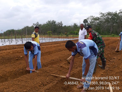 Pelajar SMKN 1 Sentajo Raya Bersama Babinsa Koramil 02/KT Buka Lahan Baru Penanaman Cabai